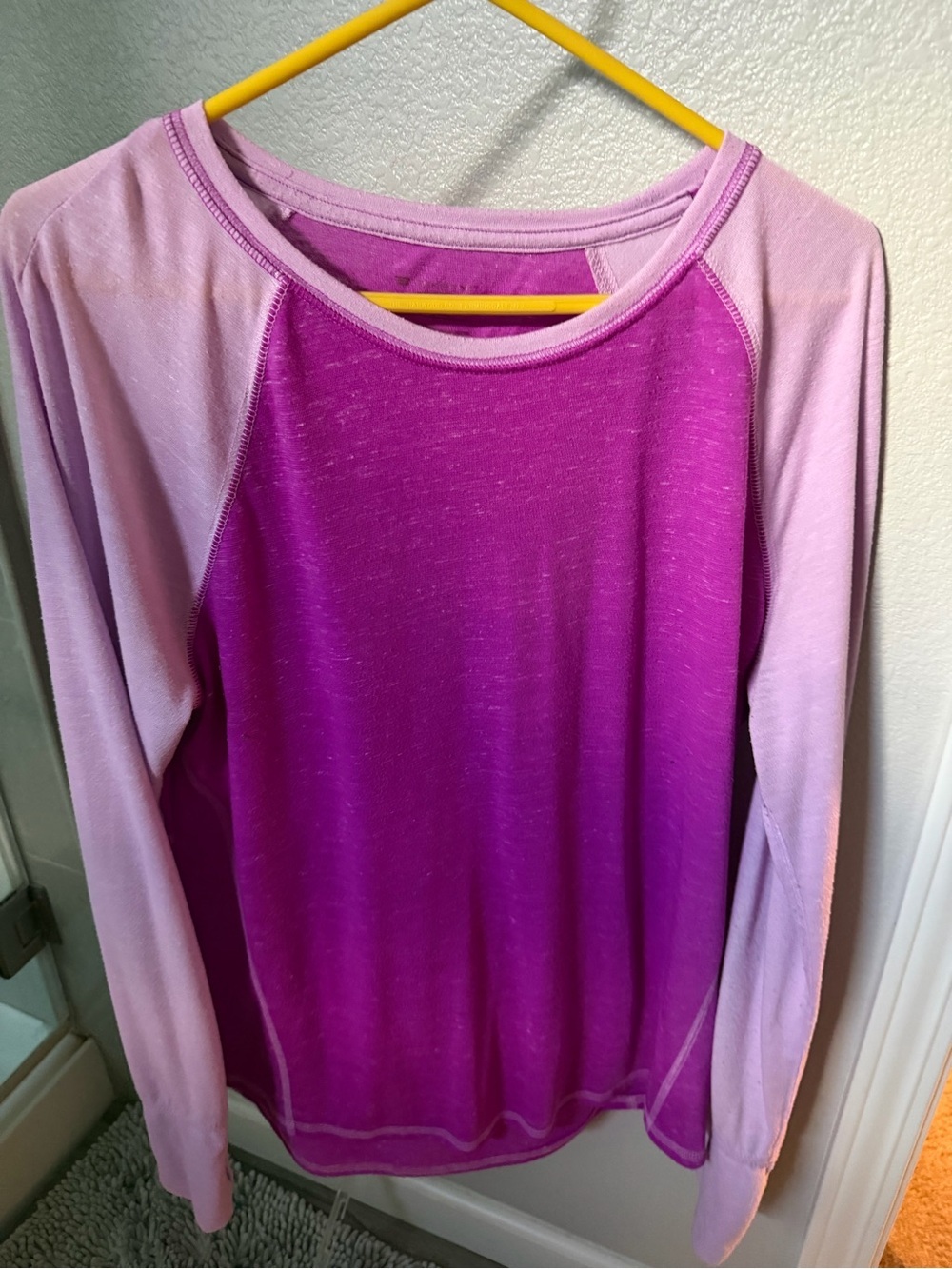 tek gear shirt - women’s XL, thumb slits